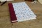 Preview: Notizbuch mit romantischem Einband, blaue Rosen, Leinenrücken bordeaux